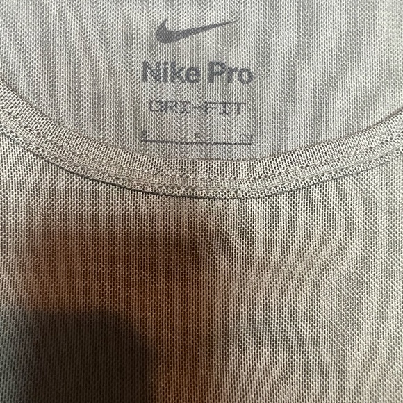 Nike Women's Pro Dri-FIT Women's Cropped Graphic Training Top Size S NEW - Picture 7 of 8